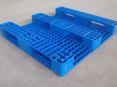 Reversible plastic pallets for beverage beers stacking