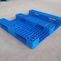 Reversible plastic pallets for beverage beers stacking